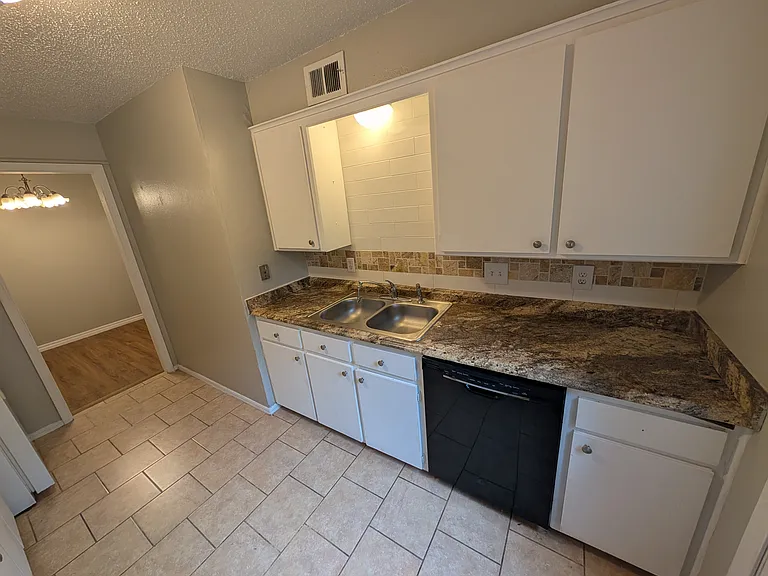 1305 Rebecca Ln — Photo 12
