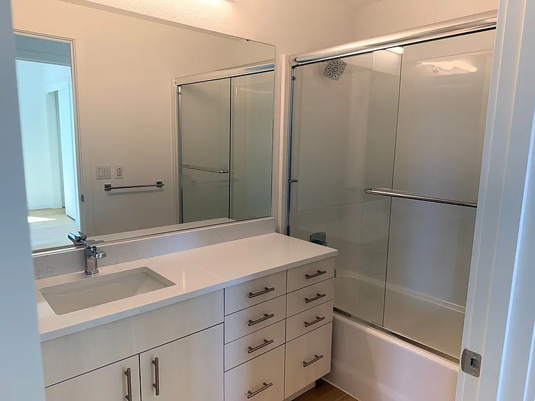 Abbey Creek Square Luxury Apartments — Photo 12
