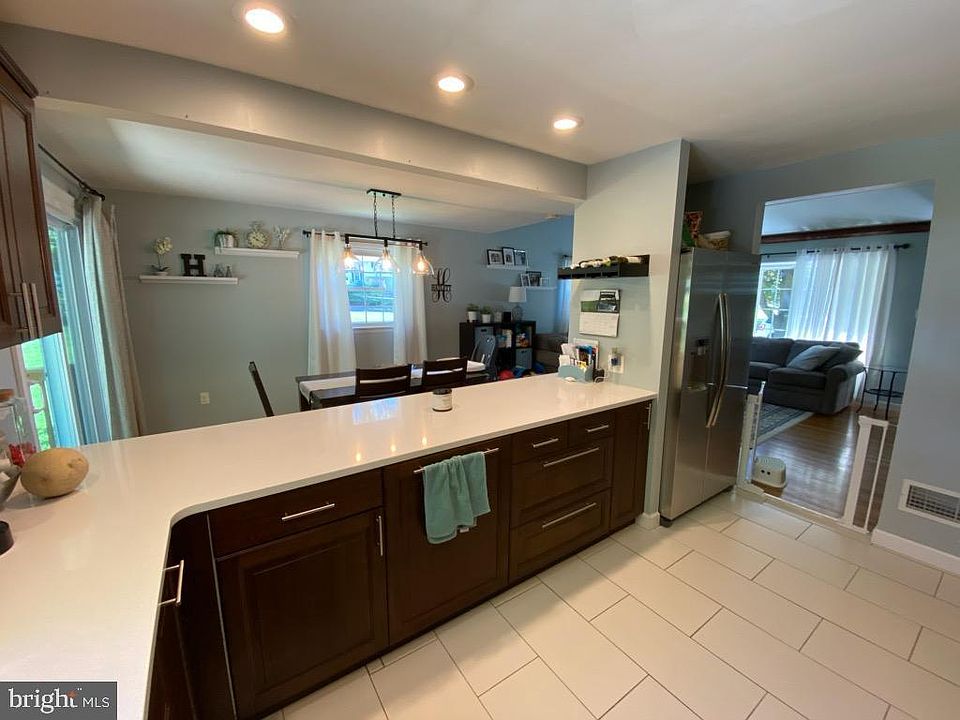 2nd image of 411 Manor View Dr