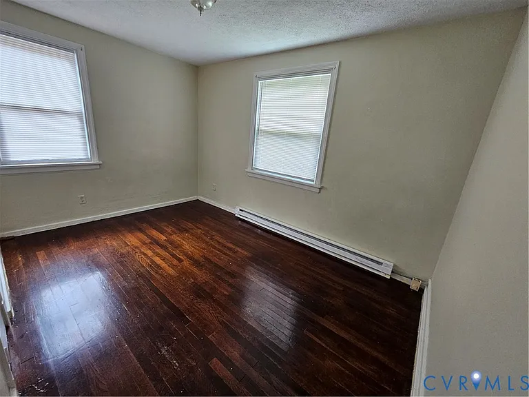 2405 Granville Ave — Photo 6
