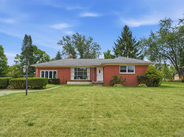 61305 Fairland Dr, South Lyon, MI 48178