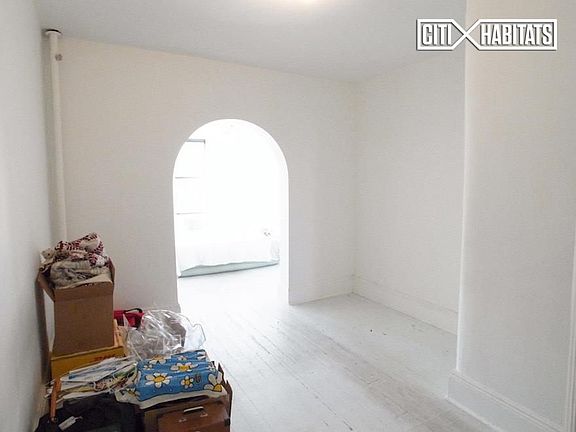 4th image of 850 Manhattan Ave APT 4R