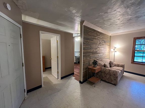 5th image of 105 S Oak St