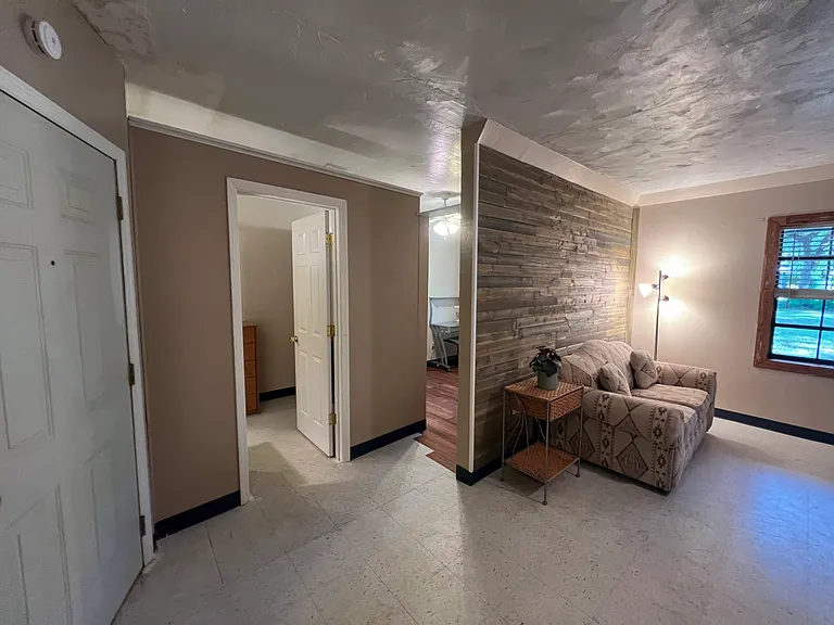 105 S Oak St — Photo 5