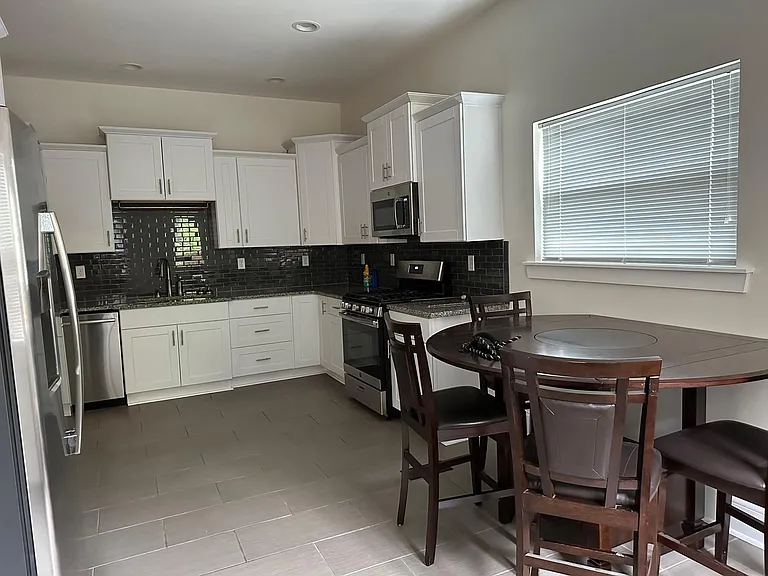 217 Washington Ave — Photo 8