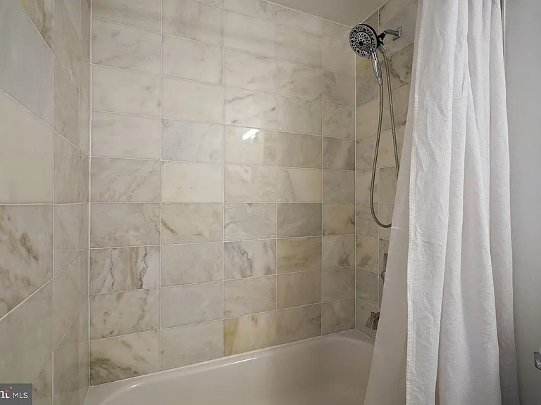 1211 G St SE #1 — Photo 15