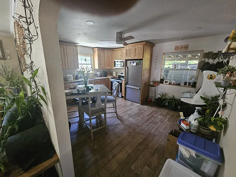1121 Bennett Ave — Photo 3