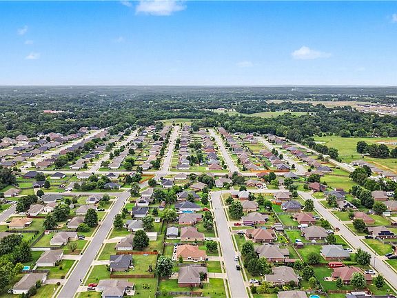4th image of 203 Blair Cir