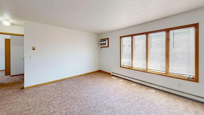 300 1st St NE #1 — Photo 4