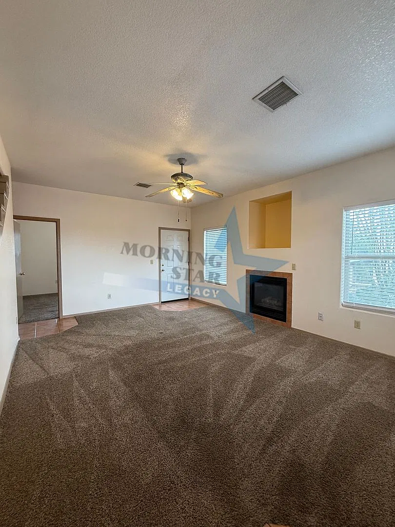 Cute 3 Bedroom Townhouse - Close to Everything! — Photo 2