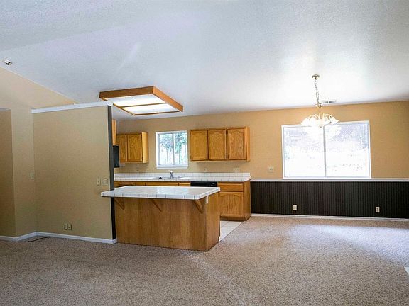 3rd image of 2696 Iris Ln