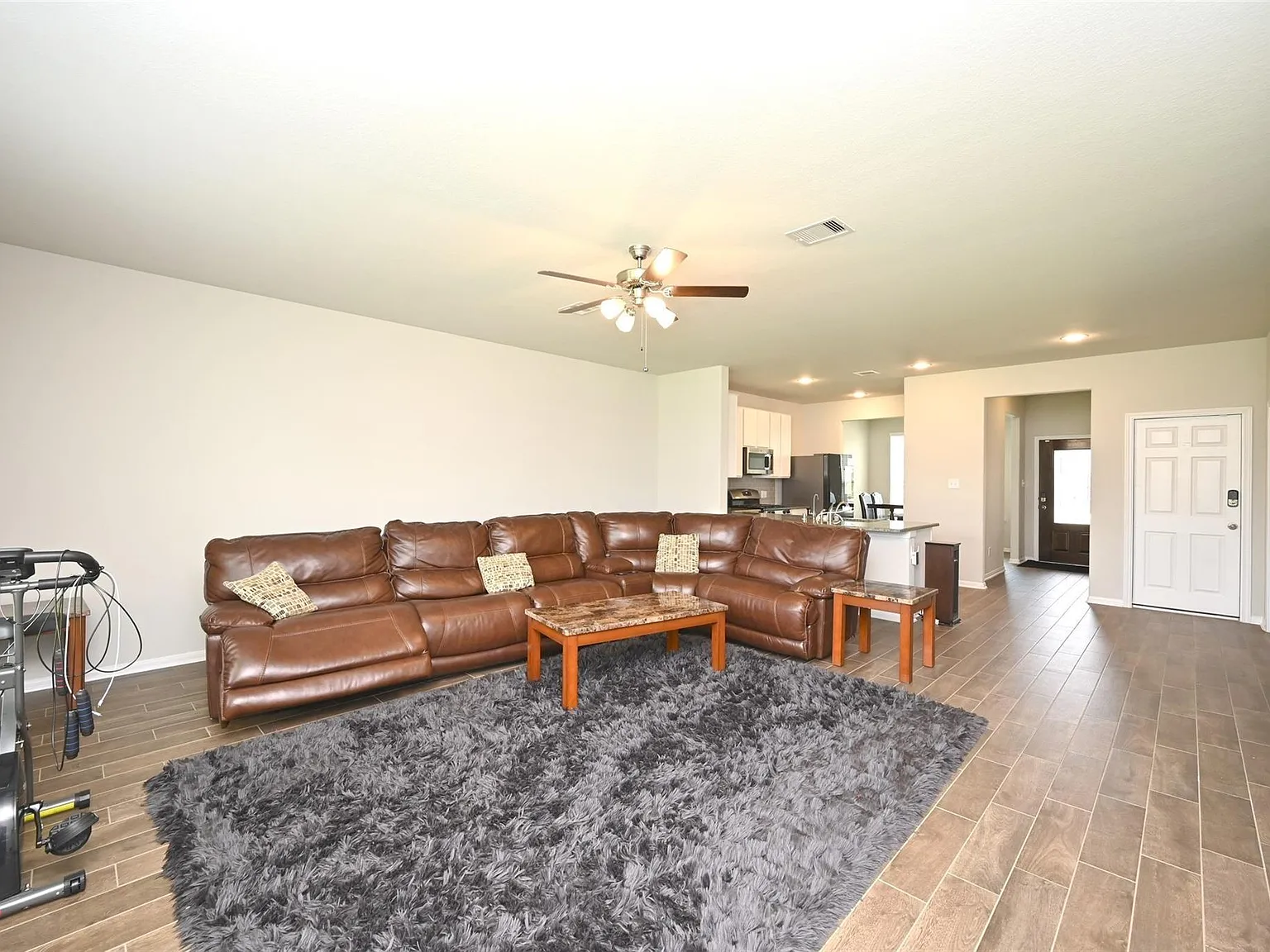 4 bed, 3.0 bath, 2406 sqft, $2,500 — Photo 4