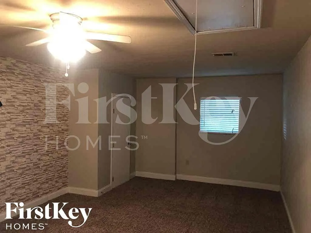 4 bed, 2.0 bath, 1400 sqft, $1,565 — Photo 3