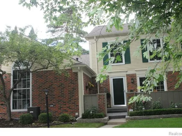 1495 Carriage Ln #1, Rochester Hills, MI 48306