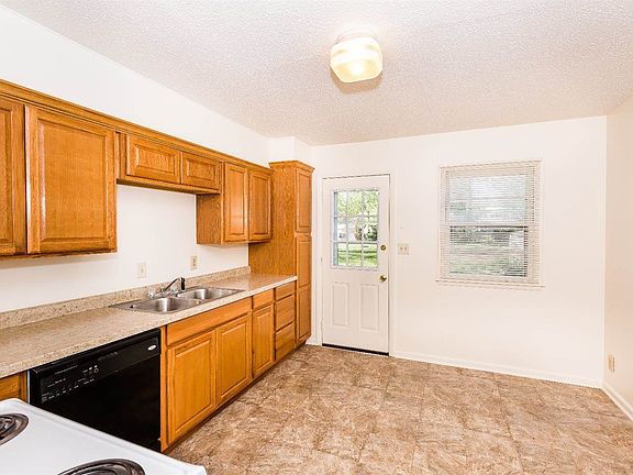 3rd image of 937 W 10th St