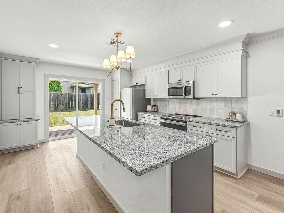 1st image of 211 Banner Ave