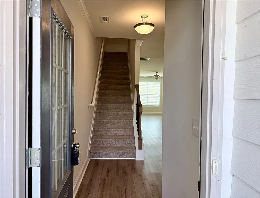 3 bed, 2.5 bath, 1979 sqft, $1,950 — Photo 2