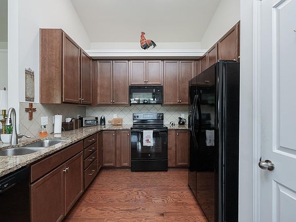3rd image of 109 Parvin Ct