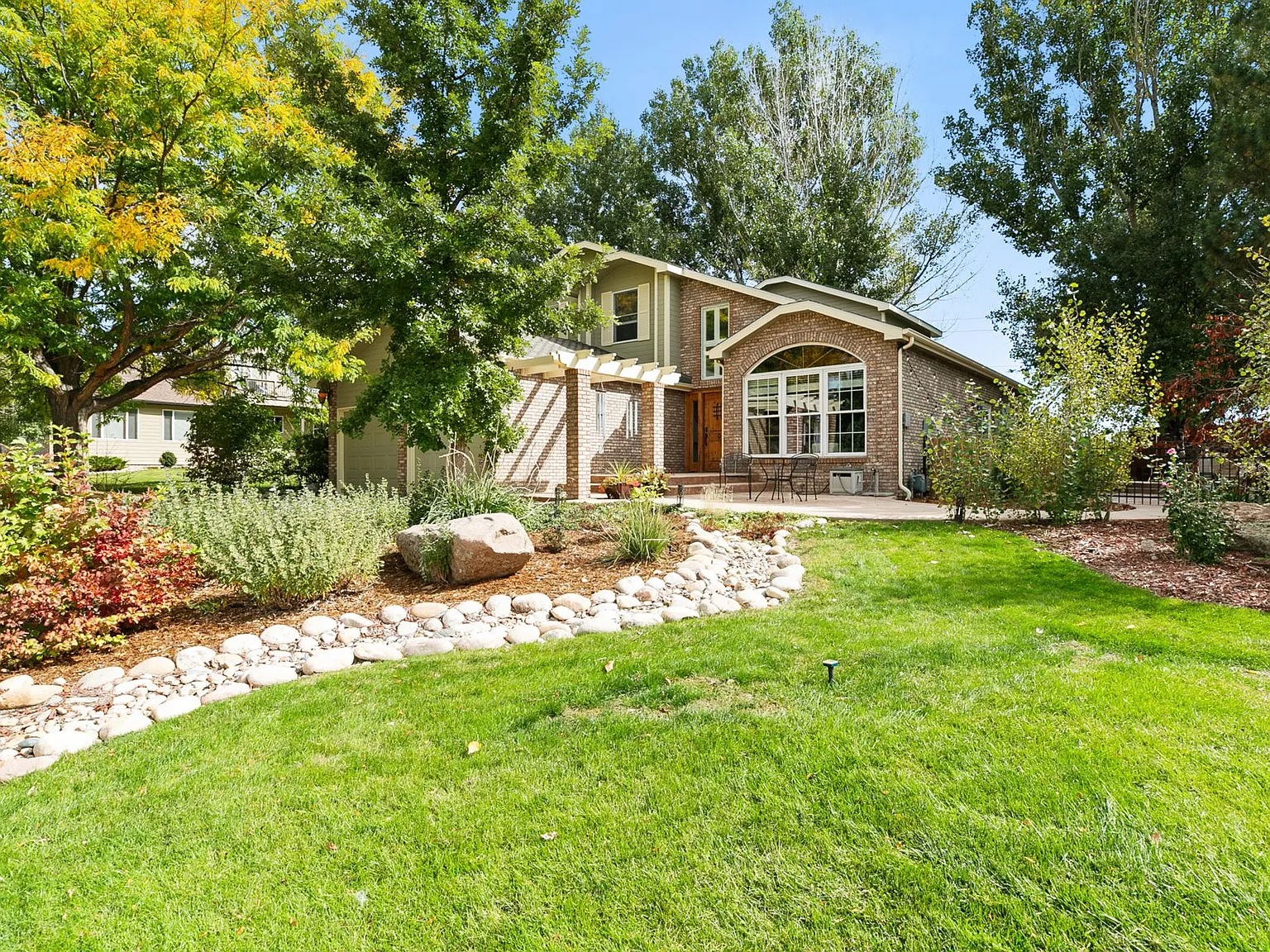 4 bed, 3790 sqft, $4,800 — Photo 2