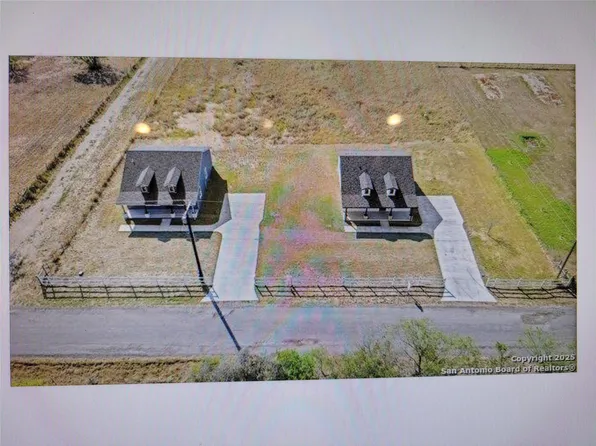 577 County Road 422, Stockdale, TX 78160