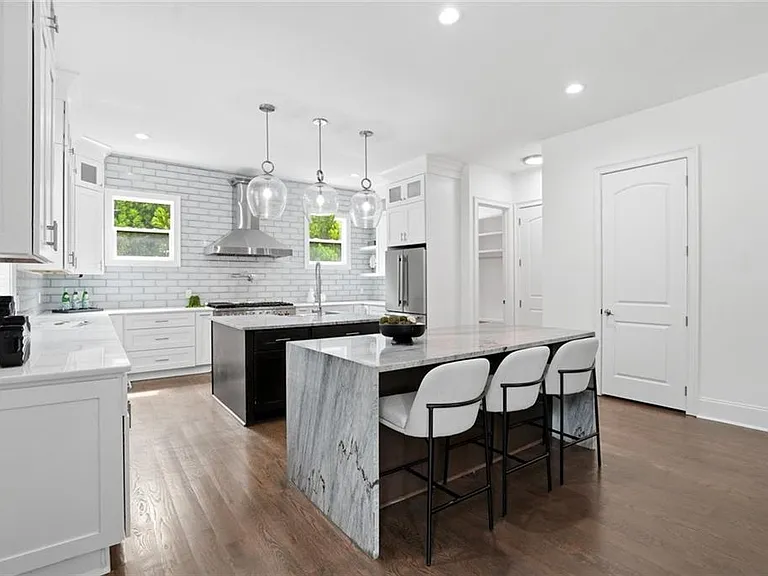 2415 Rugby Ave — Photo 8
