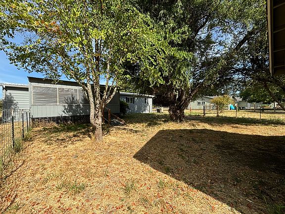 4th image of 34715 Riverside Dr