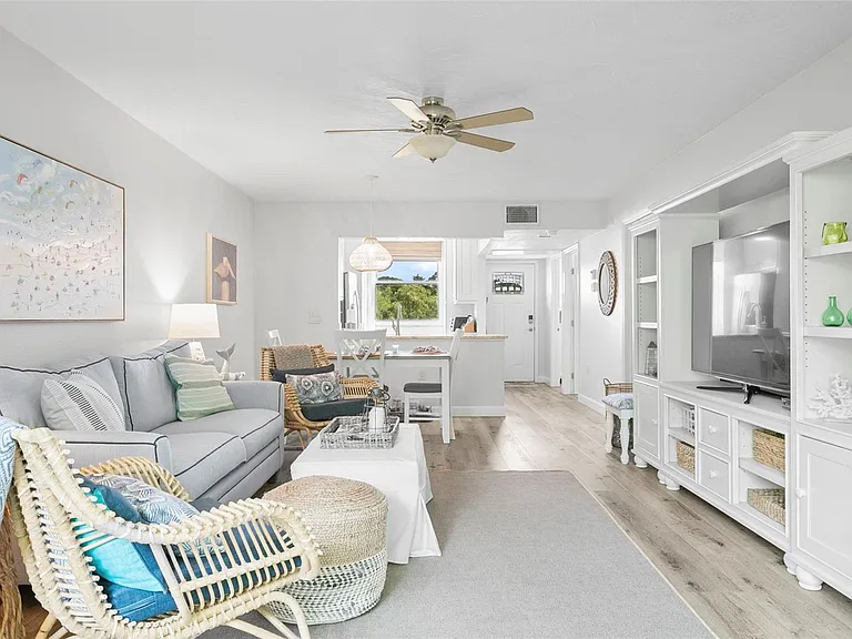 440 Palm Tree Dr — Photo 12