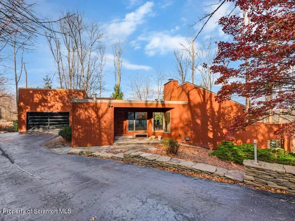 10 Orchard Ln, Clarks Summit, PA 18411