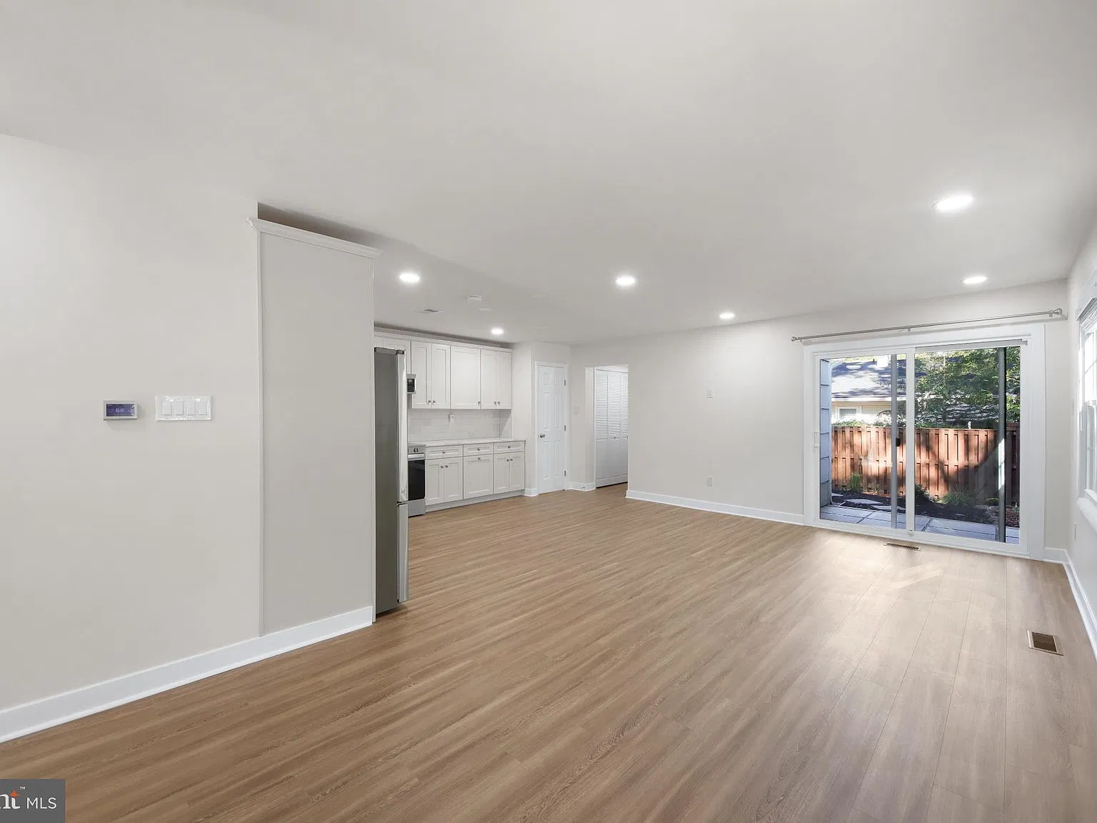 2 bed, 1.0 bath, 858 sqft, $2,300 — Photo 4