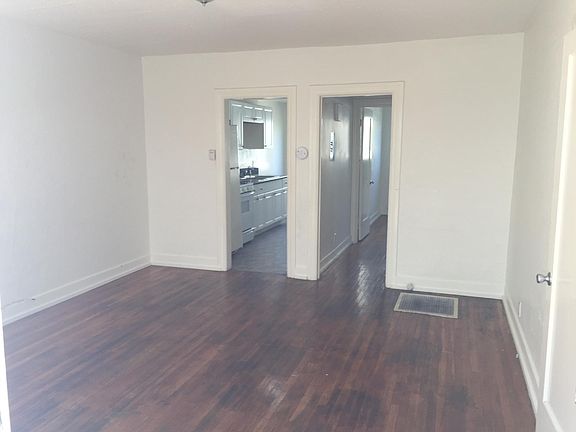 4th image of 1118 E Lexington Dr #215