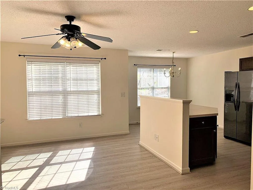 2 bed, 2.5 bath, 1307 sqft, $1,600 — Photo 3