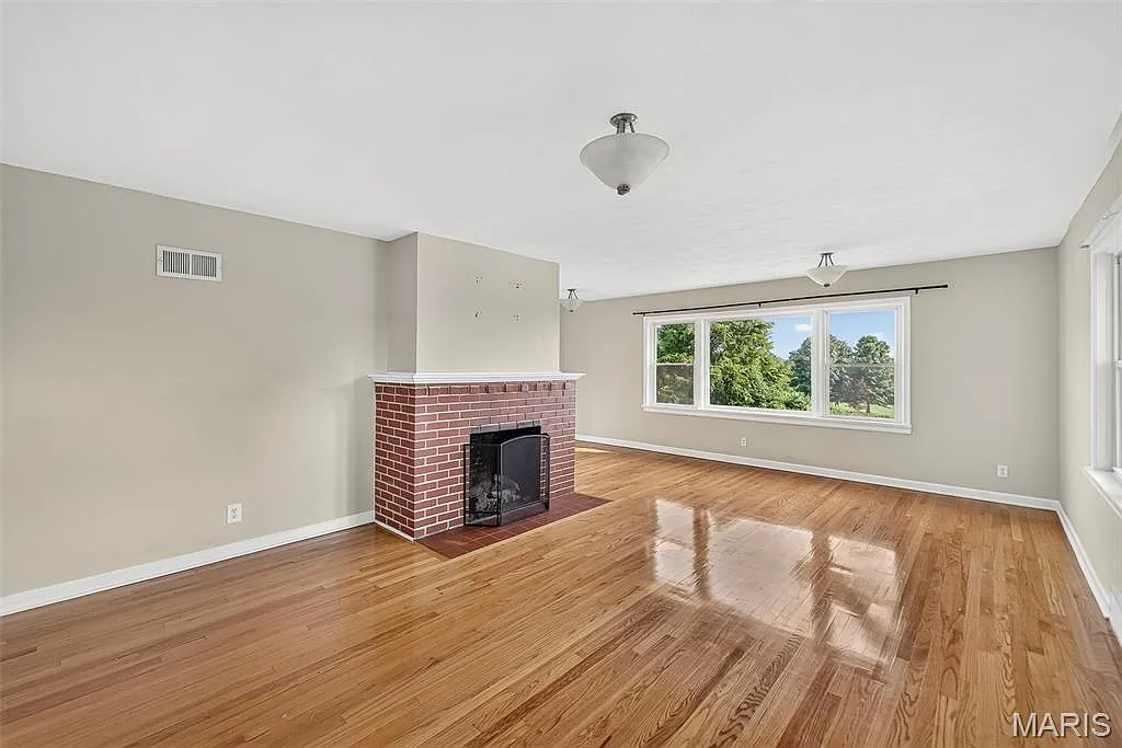 3 bed, 1.5 bath, 1284 sqft, $2,000 — Photo 3