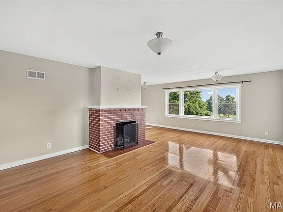 3rd image of 105 N Elm St
