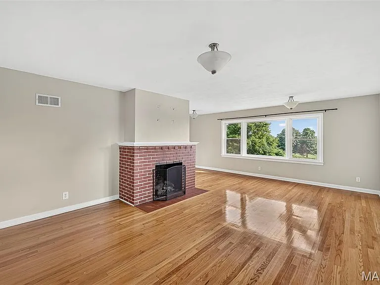 105 N Elm St — Photo 3