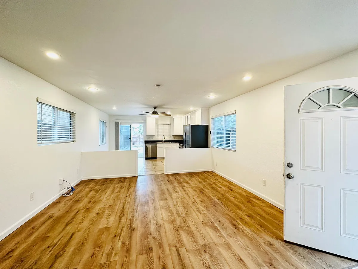 Building Photo - 528 Paraiso Ave