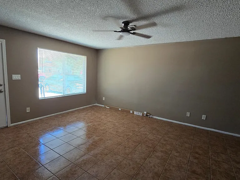 8437 W Roma Ave — Photo 4
