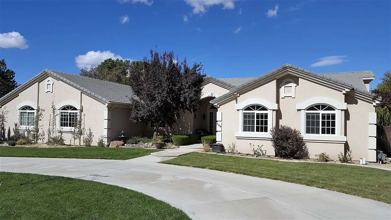 580 Country Dr photo 1