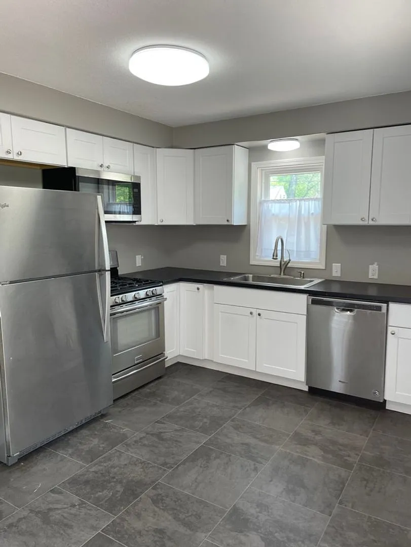 Updated, Modern, 4 Bed, 2 Bath, 3+Car Garage — Photo 2