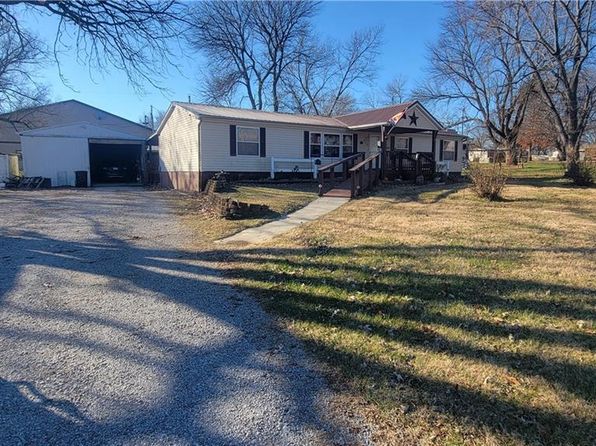 423 Elm St, Mound City, KS 66056