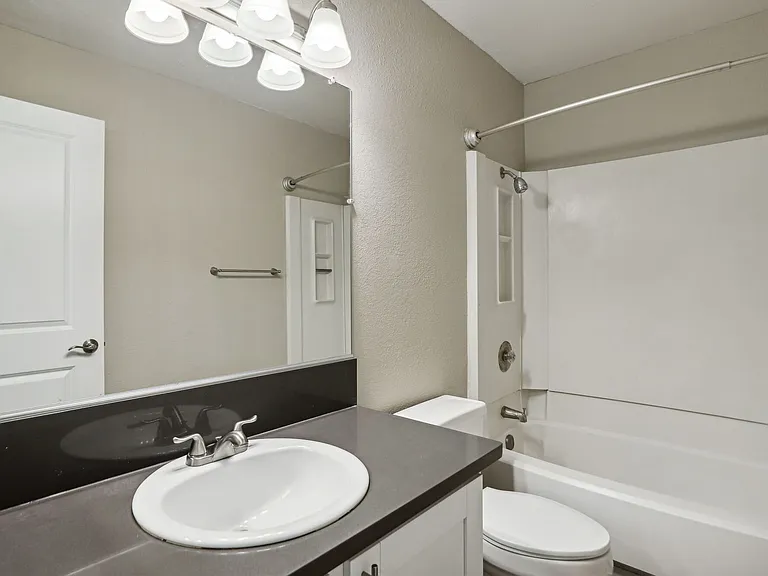 Ellington Apartments — Photo 24