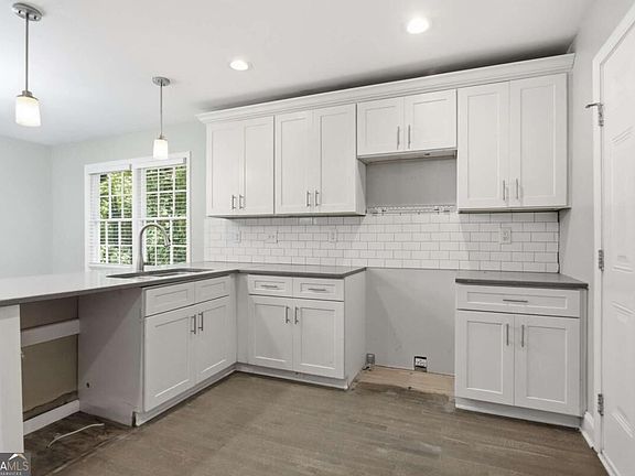 4th image of 1633 Pine Glen Cir