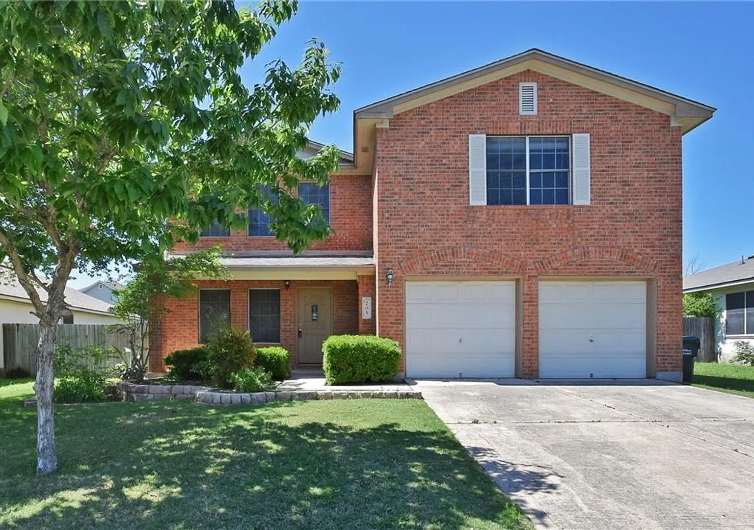 Large 4 Bedroom Home Near Major Conveniences — Photo 1
