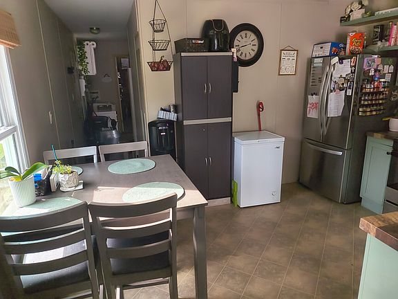 3rd image of 127 Pickwick Dr