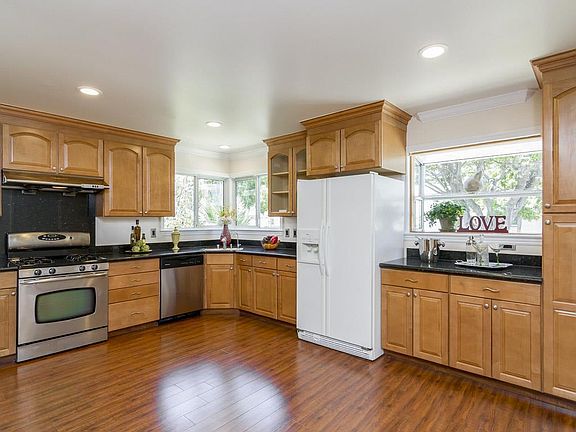 5th image of 1384 Sprucewood Dr