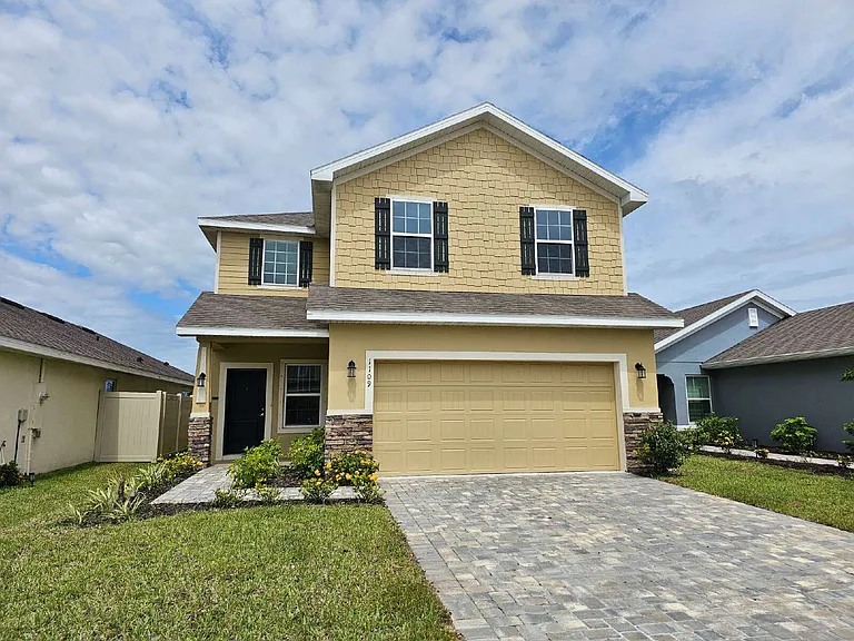1109 Canfield Cir SE — Photo 1