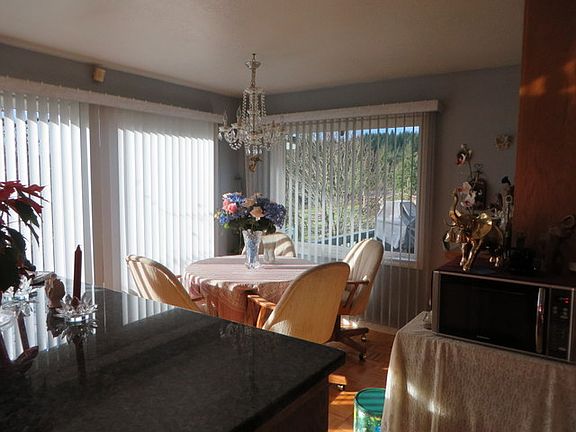 kitchen /breakfast table