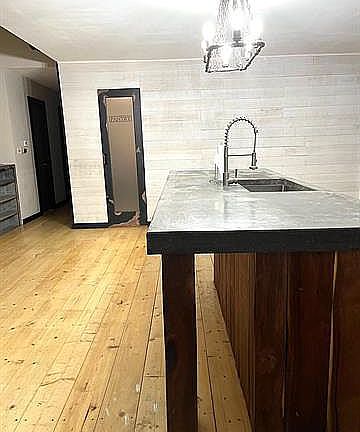 Concrete island, walnut 