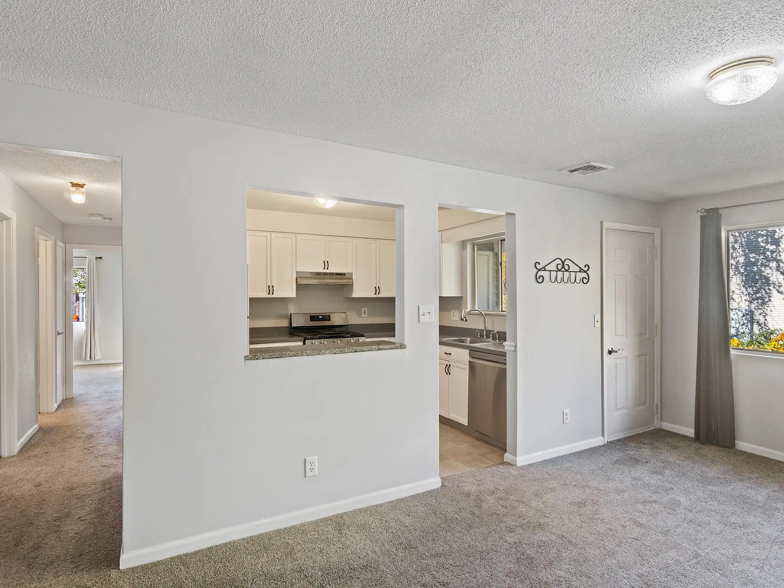 140 Thompson St — Photo 4