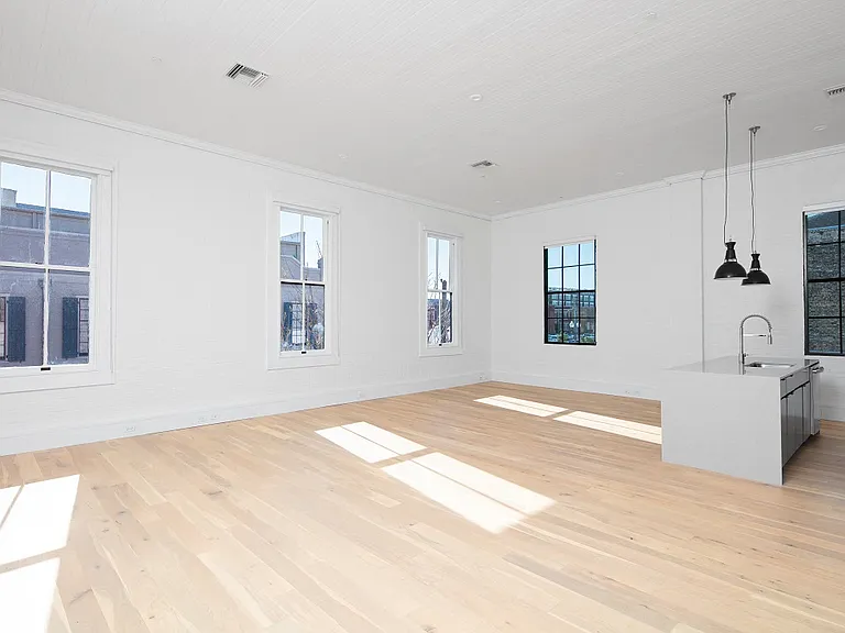 510 Julia St — Photo 7