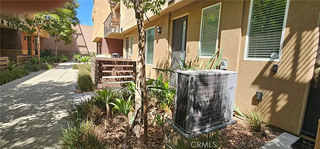3 bed, 2.5 bath, 1620 sqft, $3,400 — Photo 4